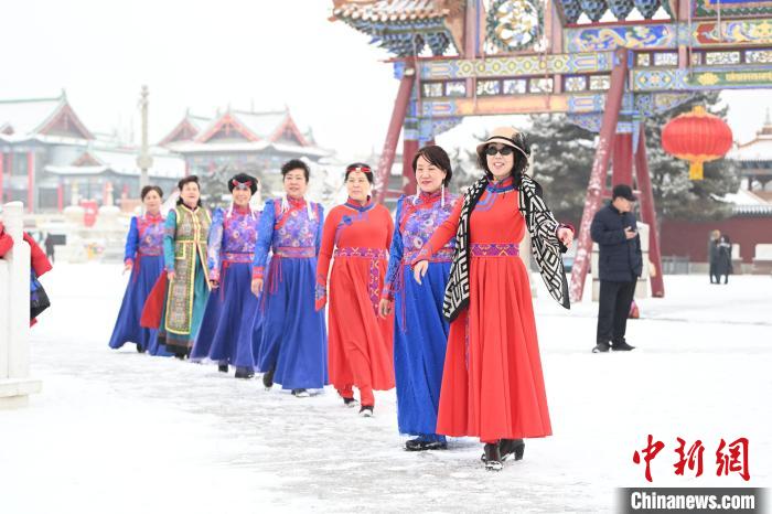 2月13日，老年人在呼和浩特市大召廣場拍照“打卡”?！⑽娜A 攝