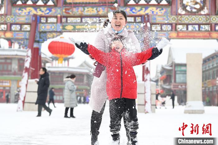 2月13日，家長與小朋友在呼和浩特市大召廣場享雪趣。　劉文華 攝