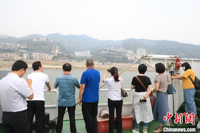 重慶市政協(xié)“同心聚力巴渝行”主題采訪團15日走進奉節(jié)，了解當(dāng)?shù)卣f(xié)委員護江成效。　梁欽卿 攝