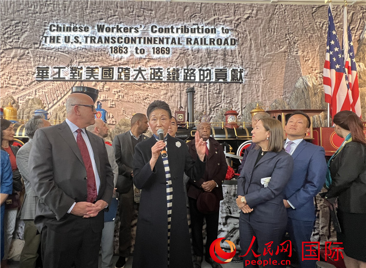 方李邦琴向來(lái)賓分享建造美國(guó)鐵路華工歷史中心的過(guò)程。人民網(wǎng)記者 鄧圩攝