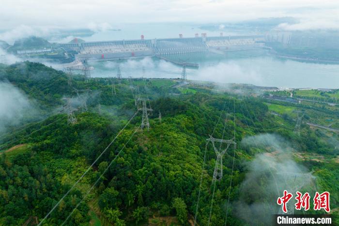 三峽輸電線路。　何偉 攝