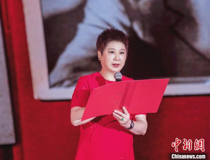 7月16日，榮智豐在2023年上海統(tǒng)戰(zhàn)文化周開(kāi)幕活動(dòng)中朗誦《與統(tǒng)戰(zhàn)先輩的時(shí)空對(duì)話》。　張昊 攝