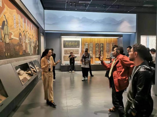  2023“一帶一路”媒體合作論壇聯(lián)合采訪團(tuán)參觀中國藥都中醫(yī)藥博物館。（本報(bào)記者 黃超攝）