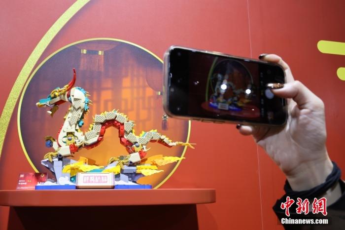 第六屆中國(guó)國(guó)際進(jìn)口博覽會(huì)舉行，消費(fèi)品展區(qū)展出以生肖龍為題材的中國(guó)元素產(chǎn)品。<a target='_blank' href='/'><p  align=