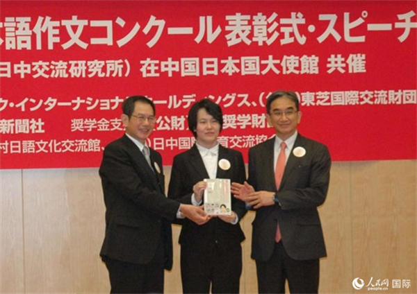 日本駐華大使垂秀夫（右一）、日本僑報(bào)社總編輯段躍中（左一）和趙志琳同學(xué)合影留念。人民網(wǎng)記者 陳建軍攝