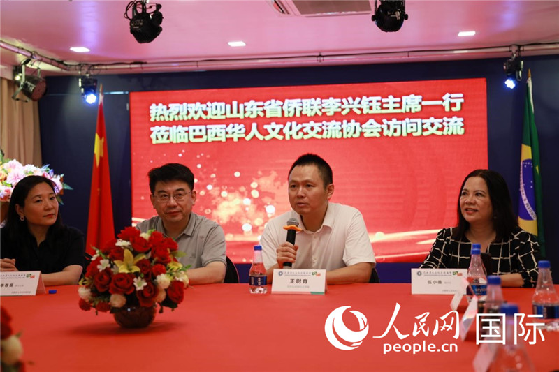 中國駐里約熱內(nèi)盧副總領事王尉育（右二）發(fā)表致辭。人民網(wǎng)記者宋亦然攝