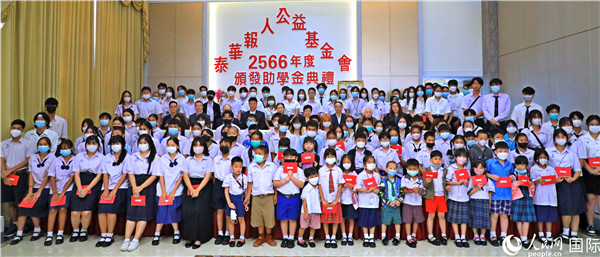 圖為出席嘉賓和現(xiàn)場獲獎學(xué)生合影留念。人民網(wǎng)記者 白元琪攝