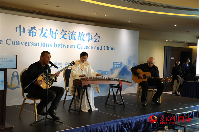 中希藝術(shù)家用古箏和布祖基琴演奏希臘著名歌曲《比雷埃夫斯的孩子》。   人民網(wǎng)記者 謝亞宏攝