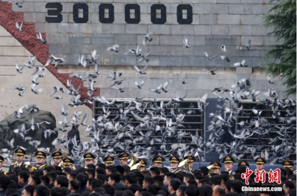 12月13日是第十個南京大屠殺死難者國家公祭日。當(dāng)天上午，南京大屠殺死難者國家公祭儀式在侵華日軍南京大屠殺遇難同胞紀(jì)念館舉行。圖為國家公祭儀式現(xiàn)場。中新社記者 泱波 攝