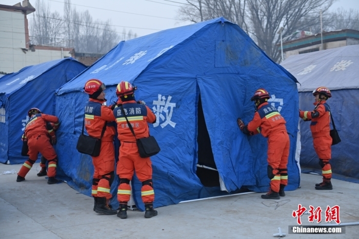 12月19日，甘肅臨夏州積石山縣發(fā)生6.2級地震后，地震受災嚴重的積石山縣大河家鎮(zhèn)部分房屋出現(xiàn)開裂倒塌，受損情況嚴重。據報道，目前，救援力量正在受災最嚴重的大河家鎮(zhèn)10個行政村開展拉網式搜救。圖為救援人員在大河家鎮(zhèn)搭建救災帳篷。<a target='_blank' href='/'><p  align=