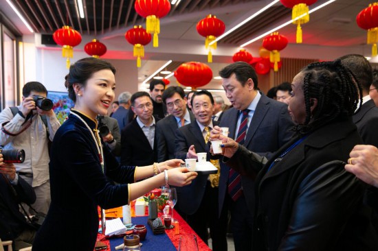 2月2日，人們?cè)谖挥谝獯罄_馬的聯(lián)合國(guó)糧農(nóng)組織總部體驗(yàn)中國(guó)茶藝。新華社記者李京攝