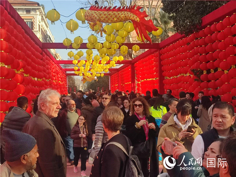 游園會(huì)入口處張燈結(jié)彩，人流如織。人民網(wǎng)記者鄭彬攝