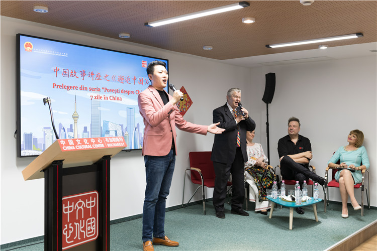 中國青年男高音歌唱家方瀧與奧爾基·圖爾達(dá)合唱羅語歌曲。布加勒斯特中國文化中心供圖。
