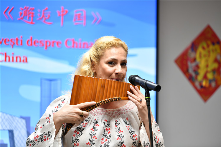喬治亞娜·帕納演奏排簫。 布加勒斯特中國文化中心供圖。