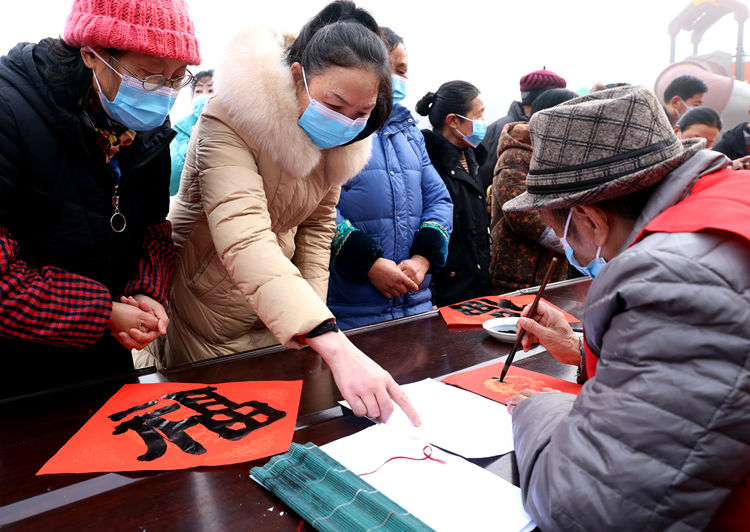 市民告訴書(shū)法愛(ài)好者寫(xiě)的吉祥語(yǔ)。翠屏區(qū)融媒體中心供圖