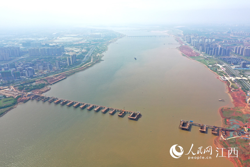 航拍九龍湖過江大橋，該橋是南昌第七座跨贛江通道。 人民網(wǎng) 時雨攝