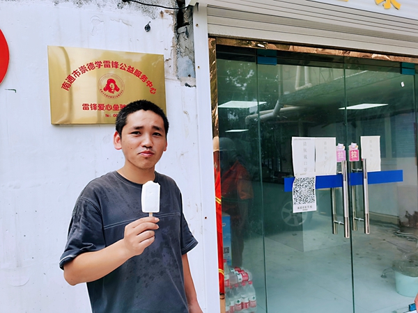 2過路司機在驛站冷飲。人民網(wǎng)記者王繼亮攝.jpg