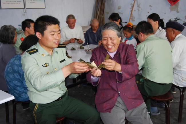趙德恒與孤寡老人共度端午佳節(jié) 。 濱州市公安局海岸警察支隊岔尖派出所供圖