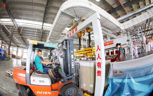 沭陽縣一公司車間內(nèi)一派緊張有序的繁忙景象。沭陽縣委宣傳部供圖