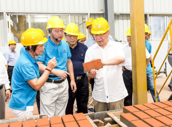 2019年6月21日下午，省長(zhǎng)沈曉明在三亞建筑廢棄物綜合利用廠，查看用建筑廢棄物綜合處理后制成的再生水泥磚。海南日?qǐng)?bào)記者 宋國(guó)強(qiáng) 攝