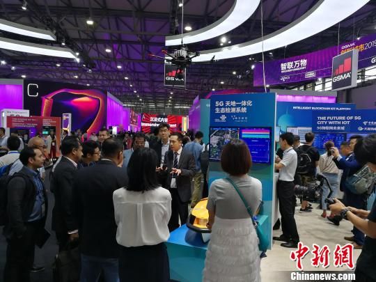 雄安新區(qū)展臺吸引不少眾多觀眾駐足關(guān)注?！∪伟厮?攝