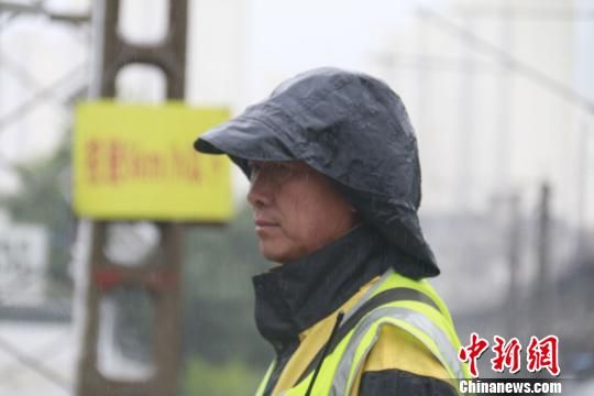 蘭州西工務段蘭州線路車間防護員雨中巡查。　王光輝 攝