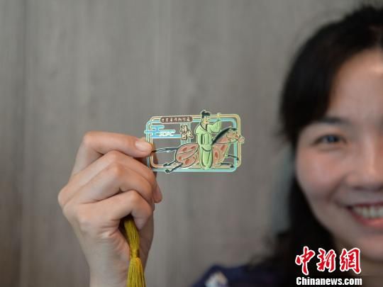 絲路主題餐廳內(nèi)推出的文創(chuàng)產(chǎn)品?！＄娦?攝