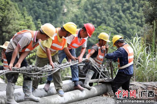 8月13日，融水苗族自治縣境內(nèi)的羅融二級公路施工路段，工人們正冒著37℃的高溫在進(jìn)行作業(yè)。