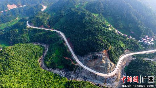 8月13日，正在進(jìn)行收尾施工的羅融二級公路穿過安太鄉(xiāng)寨懷村路段。
