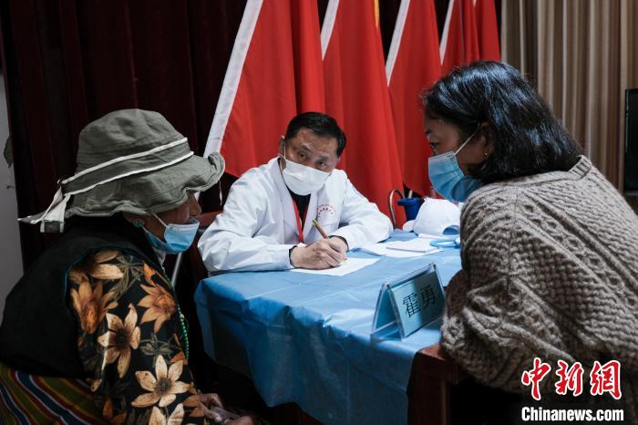 北京大學(xué)第一醫(yī)院教授、主任醫(yī)師霍勇在義診現(xiàn)場接診。　江飛波 攝