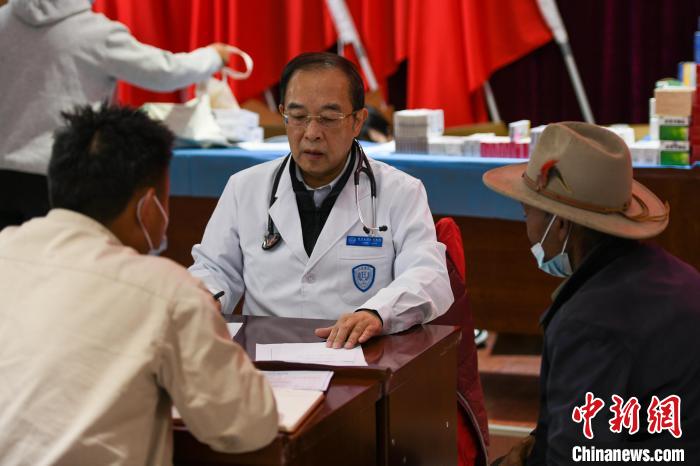 北京大學(xué)人民醫(yī)院心臟中心副主任、博士生導(dǎo)師王偉民為農(nóng)牧民問診?！〗w波 攝