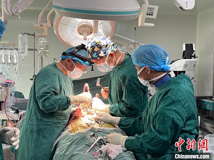 圖為在北京援藏醫(yī)療隊專家指導(dǎo)下，多項新技術(shù)使用到脊柱疾病的手術(shù)中。(資料圖) 拉薩市人民醫(yī)院脊柱外科供圖