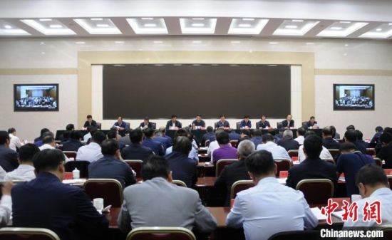圖為青海省生態(tài)環(huán)境保護警示教育大會現(xiàn)場?！?zhí)砀！z 　　