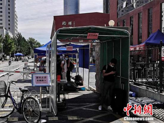 中國科學院大學校門外，豎立著“家長止步”的提示牌。 中新網(wǎng) 張尼 攝