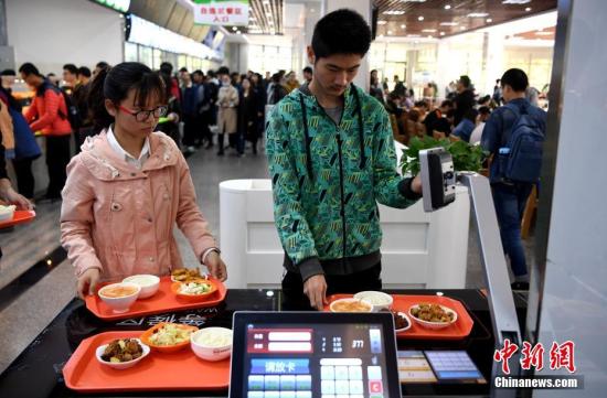資料圖：某高校食堂學生在打飯。中新社記者 韓蘇原 攝