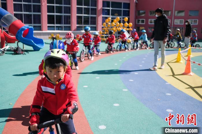 圖為拉薩市實驗幼兒園孩子們在教練的指導(dǎo)下練習(xí)滑步車。　何蓬磊 攝