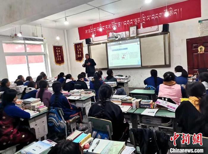學生在免費輔導班上課。　尼瑪初 攝