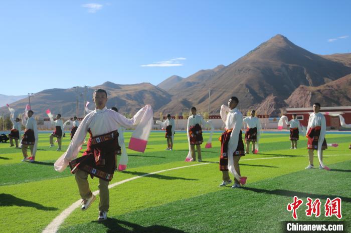 圖為青海師范大學(xué)附屬玉樹實(shí)驗(yàn)學(xué)校學(xué)生在綠茵場(chǎng)跳起囊謙古舞—卓根瑪?！〕逃?攝