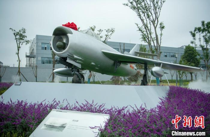 園林式戰(zhàn)斗機(jī)博物館內(nèi)展示的“殲5甲”飛機(jī)。　劉忠俊 攝