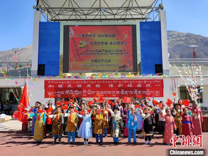 圖為加查縣安繞鎮(zhèn)小學(xué)各民族代表學(xué)生齊唱紅歌?！“怖@鎮(zhèn)小學(xué)供圖