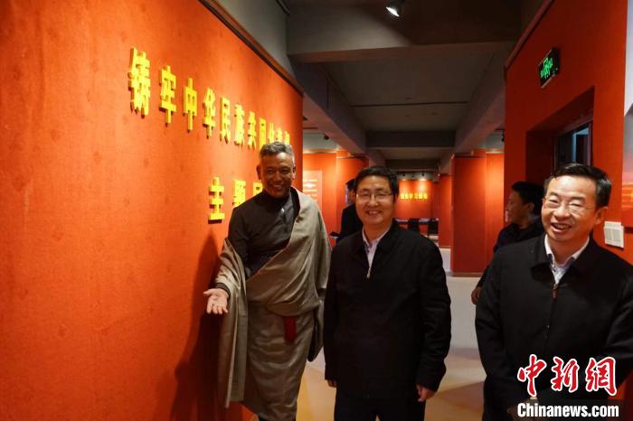 資料圖為參觀(guān)鑄牢中華民族共同體意識(shí)主題展。　胡貴龍 攝