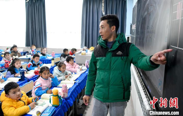 3月14日，西藏拉薩市第一小學(xué)藏語文老師拉巴次仁在課堂上?！±盍?攝