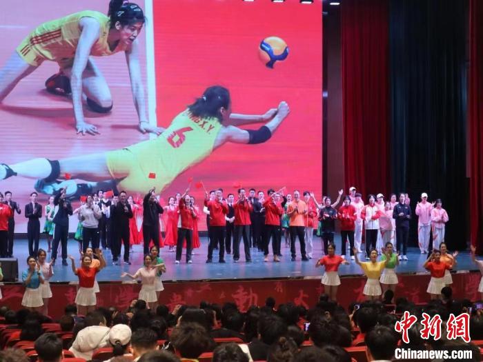 2023年全國(guó)青少年女排集訓(xùn)閉幕式現(xiàn)場(chǎng)?！√旖蝮w育學(xué)院供圖