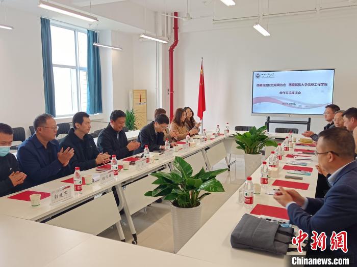 圖為座談會議現(xiàn)場?！「裆?攝