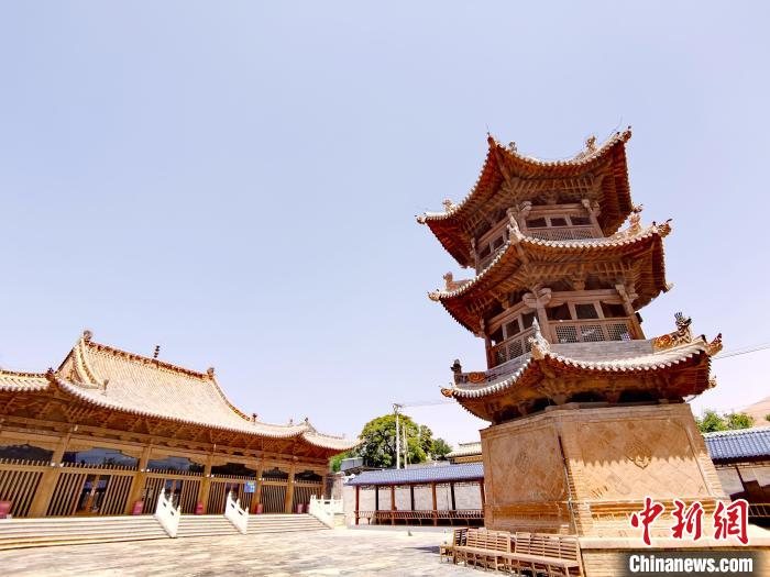 圖為阿河灘清真寺局部?！?zhí)砀?攝