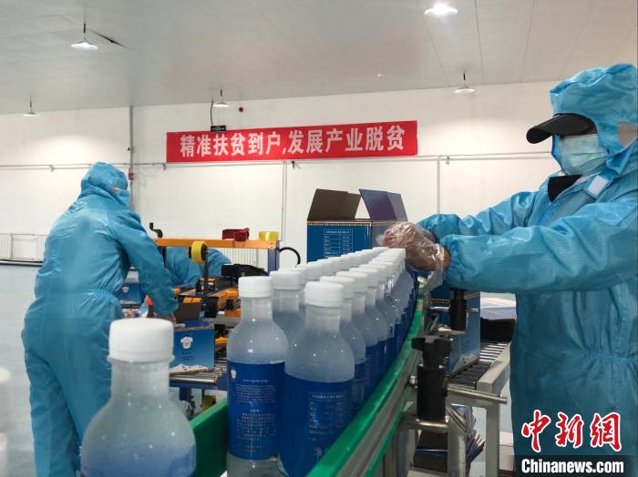圖為阿里地區(qū)措勤縣某飲用水加工公司，該公司以“基地+公司+貧困民眾”為運營模式，帶動貧困民眾68戶232人?！≈x牧 攝