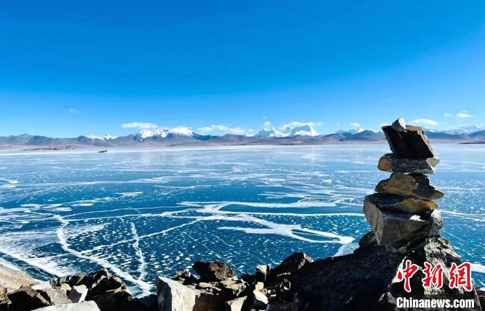 圖為普瑪江塘鄉(xiāng)境內(nèi)的雪山、冰湖美景?！±丝ㄗ涌h網(wǎng)信辦供圖
