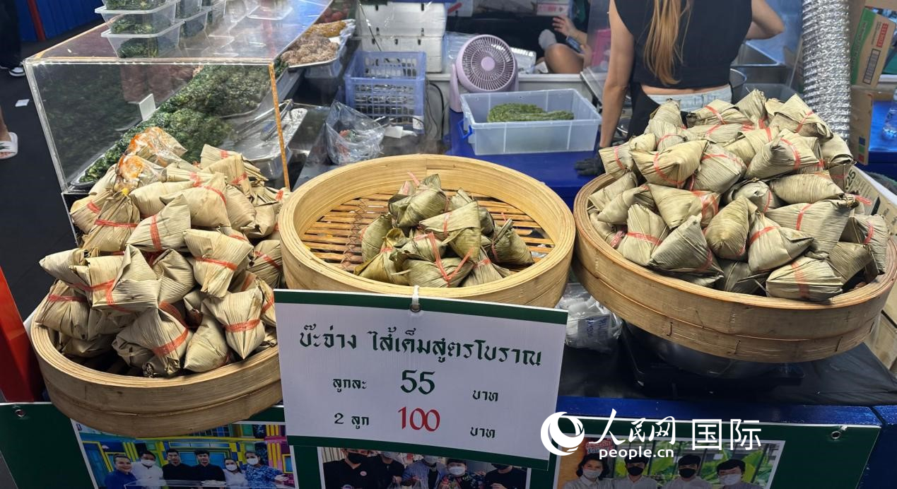 泰國(guó)街頭小吃店售賣粽子。人民網(wǎng)記者 簡(jiǎn)承淵攝
