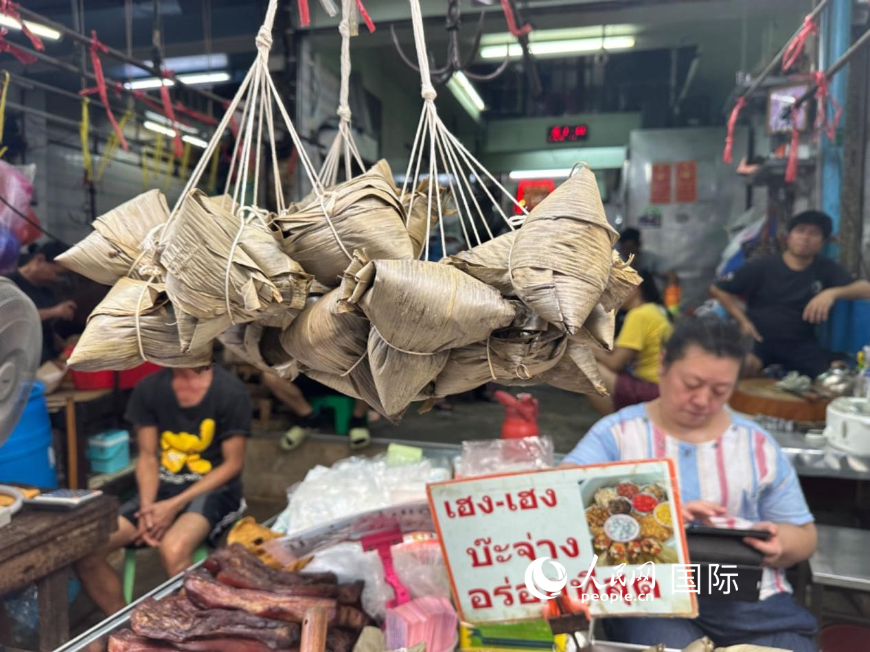 唐人街店鋪售賣的粽子。人民網(wǎng)記者 簡(jiǎn)承淵攝