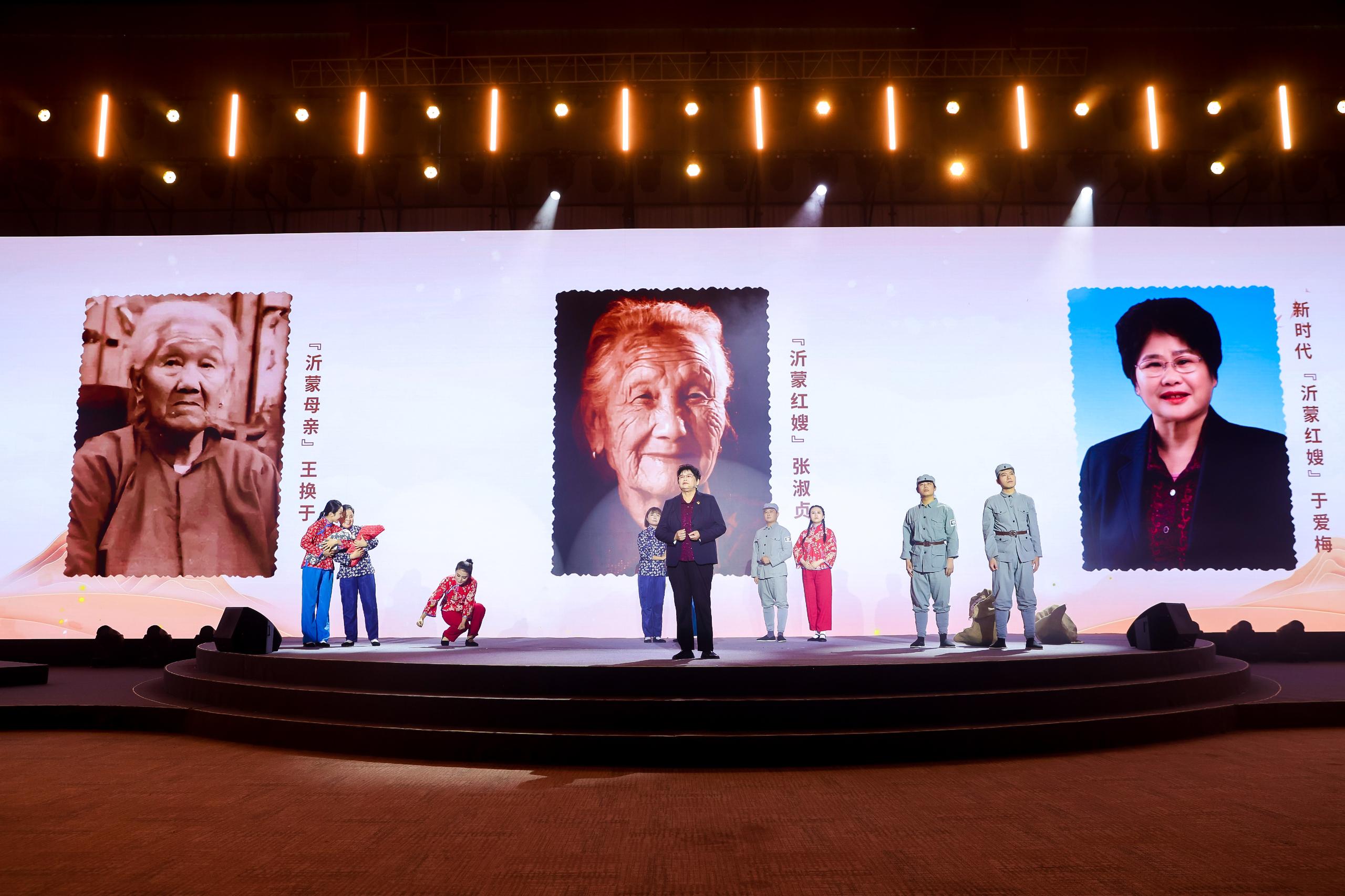 “何以中國(guó)·弦歌不輟”網(wǎng)絡(luò)主題活動(dòng)現(xiàn)場(chǎng)，于愛(ài)梅講述“沂蒙紅嫂”的故事。人民視頻供圖。